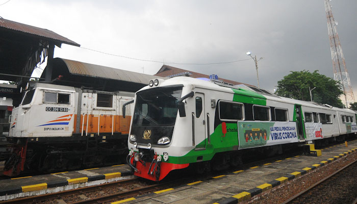 Kereta Kesehatan atau Rail Clinic saat berhenti distasiun Gubeng, Surabaya, Sabtu 7 Maret 2020). (Foto: Erfan Hazransyah/Ngopibareng.id)