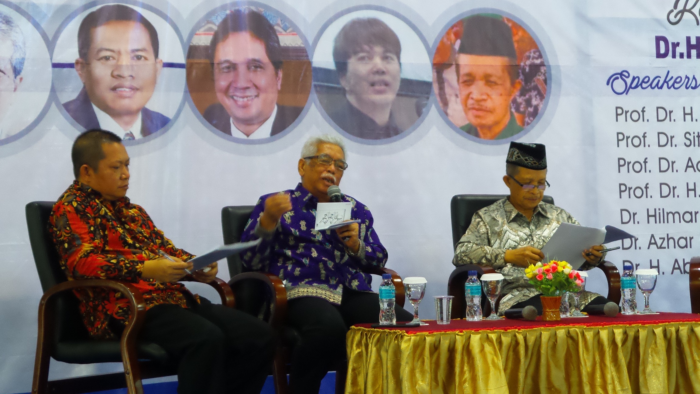 Abdul Munir Mulkhan dalam seminar pra-Muktamar 48 Muhammadiyah-‘Aisyiyah. (Foto: Istimewa) 