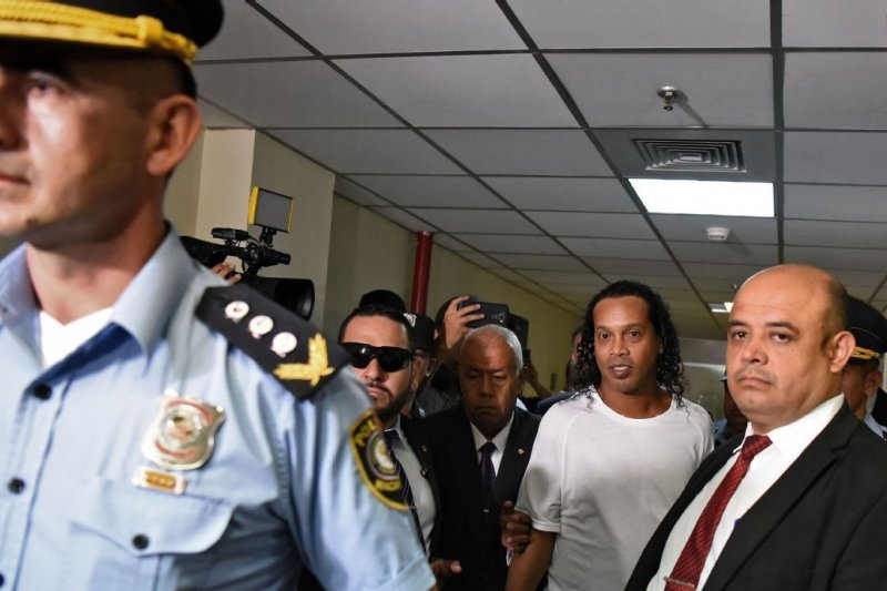 Ronaldinho saat digiring petugas Paraguay. (Foto: Reuters/Antara)