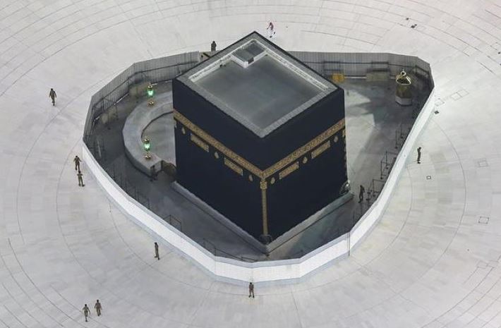 Area di sekitar Ka'bah dibatasi dengan pagar seng berwarna putih. (Foto: AP)