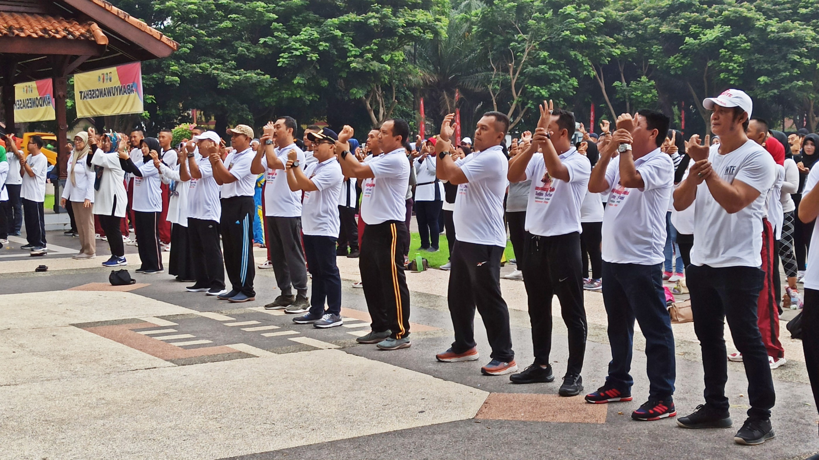 Forpimda Banyuwangi melakukan senam cuci tangan sebagai upaya pencegahan virus corona, Minggu 8 Maret 2020. (Foto: Muh Hujaini/Ngopibareng.id)