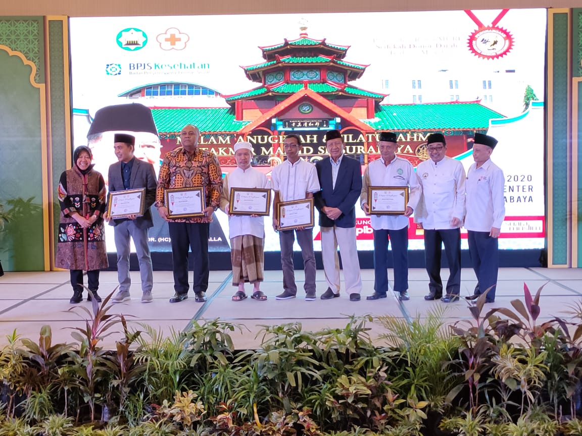 Walikota Tri Risma Harini foto bersama penerima Penghargaan Masjid Pendonor Darah di Malam Anugerah Masjid. 