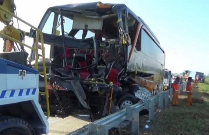 Laka lantas di Tol Ngawi - Solo, dua orang dikabarkan meninggal. (Foto: Ant)