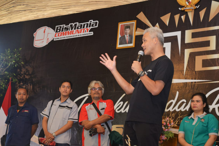 Gubernur Jawa Tengah Ganjar Pranowo bersama Gandeng Bus Mania Community. (Foto: Humas/Jawa Tengah)