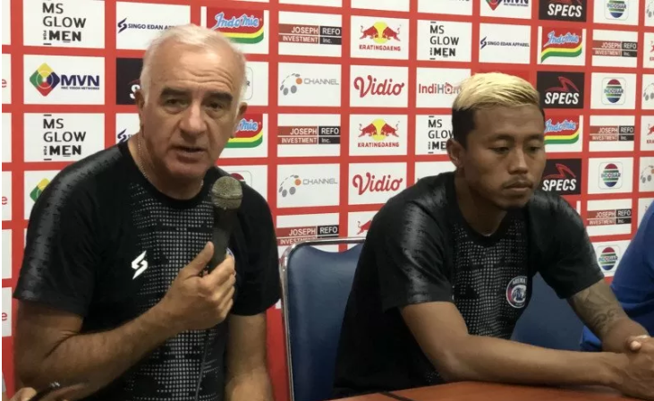 Pelatih Arema FC Mario Gomez (kiri) dan striker Kushedya Hari Yudo pada saat sesi jumpa pers usai melakoni pertandingan melawan Pwrsib Bandung, di Stadion Kanjuruhan, Kabupaten Malang, Jawa Timur, Minggu 8 Maret 2020. (Foto: Antara/Vicki Febrianto)