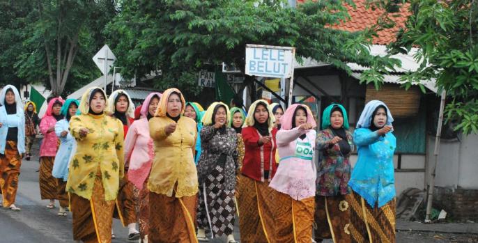 Gerak jalan tempo dulu yang diikuti perempuan-perempuan berkebaya. (Foto: Dok Humas)