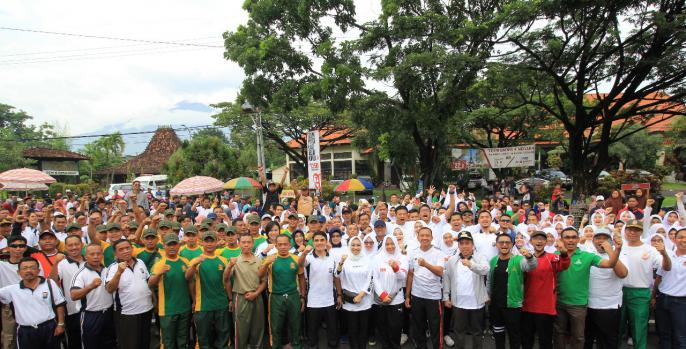 Bupati Pasuruan Irsyad Yusuf mengimbau masyarakat untuk hidup bersih dan sehat guna mencegah virus corona. (Foto: Dok Humas) 