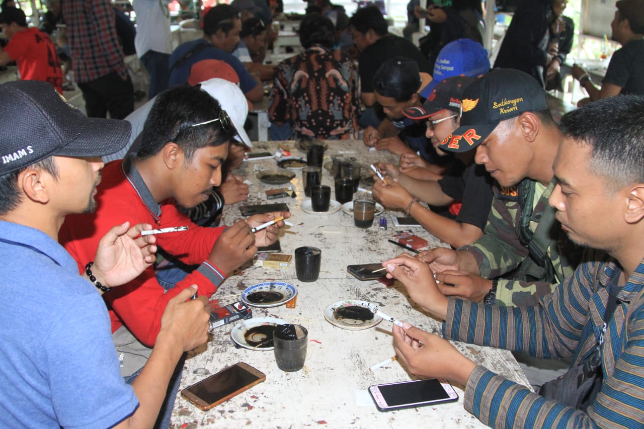 Warga mengikuti lomba Nyete Bersama Gus Muhdlor di Warung Kopi Mak Yam. (Foto: Istimewa)