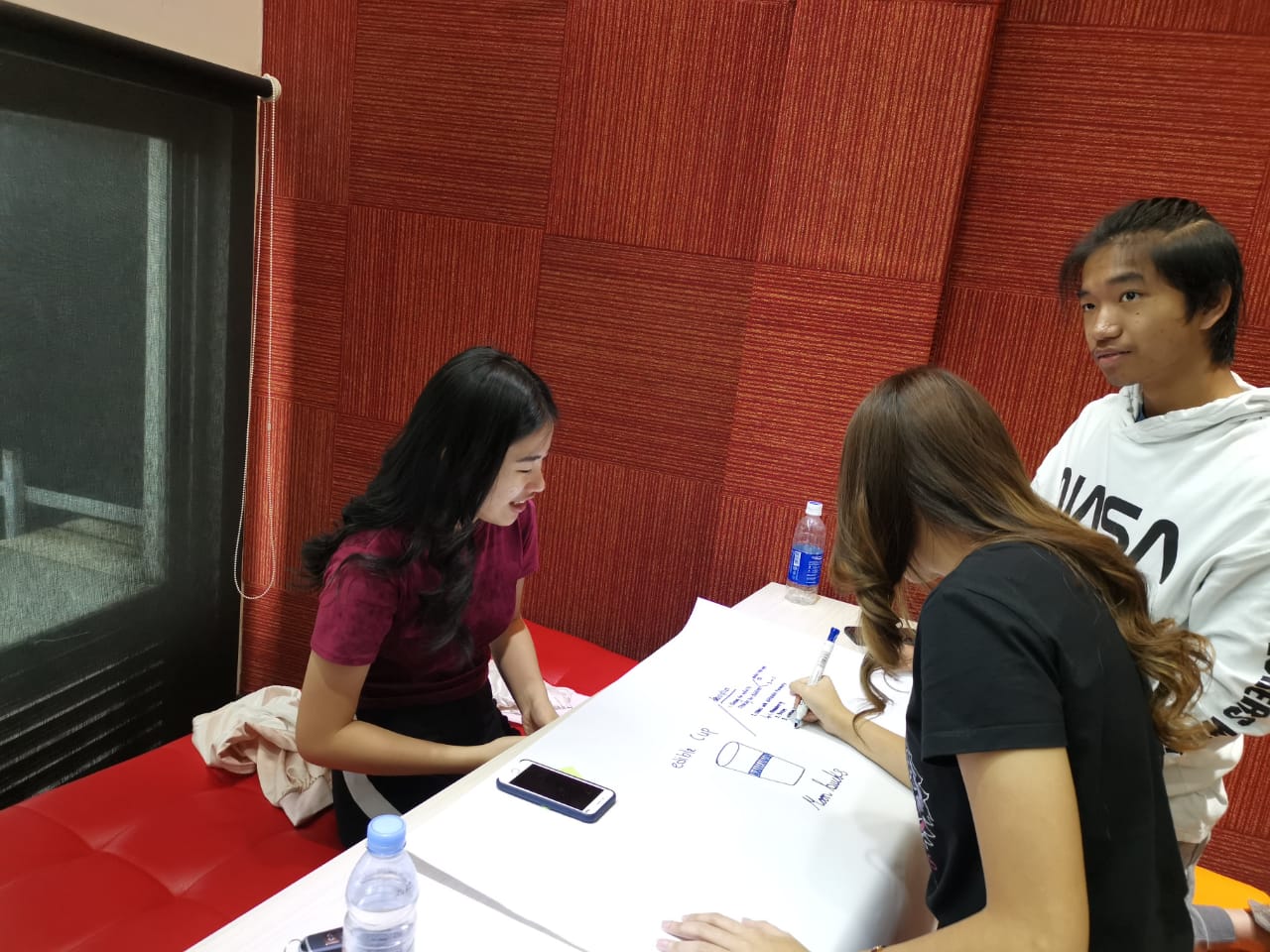 Peserta workshop mahasiswa UIC mendiskusikan tentang perubahan iklim secara berkelompok. (Foto" Asmanu Sudharso/Ngopibareng.id)