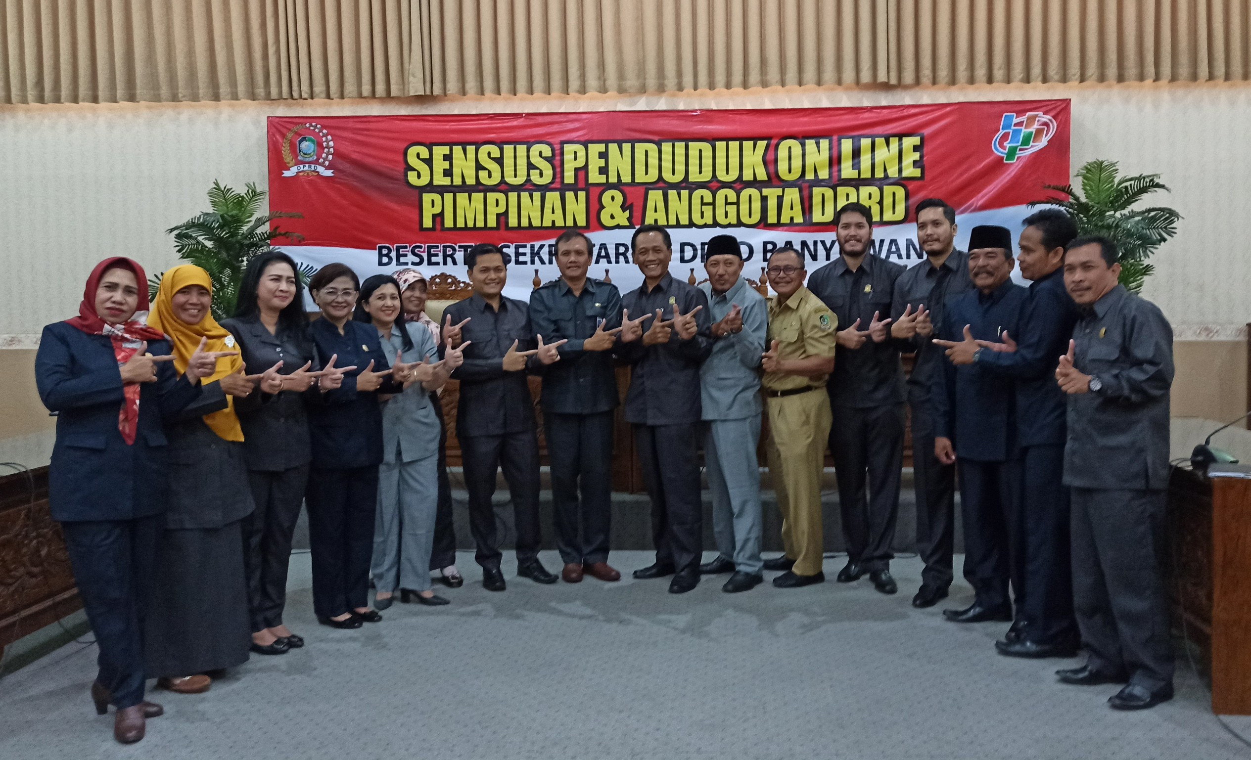 Pimpinan dan anggota DPRD Banyuwangi bersama petugas BPS usai melakukan sensus penduduk online (foto: Muh Hujaini/Ngopibareng id)