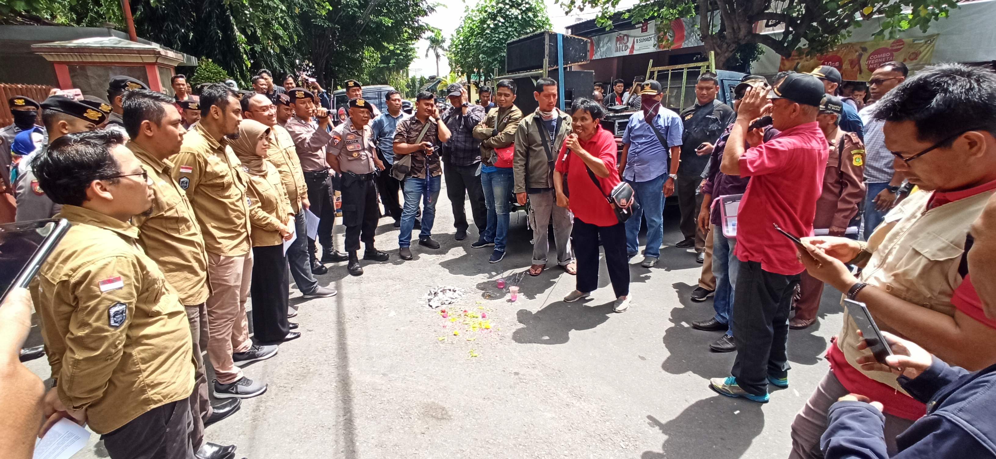 Puluhan massa datangi kantor KPU Kabupaten Kediri, Senin, 9 Maret 2020. (Foto: Fendhy Plesmana/Ngopibareng.id)