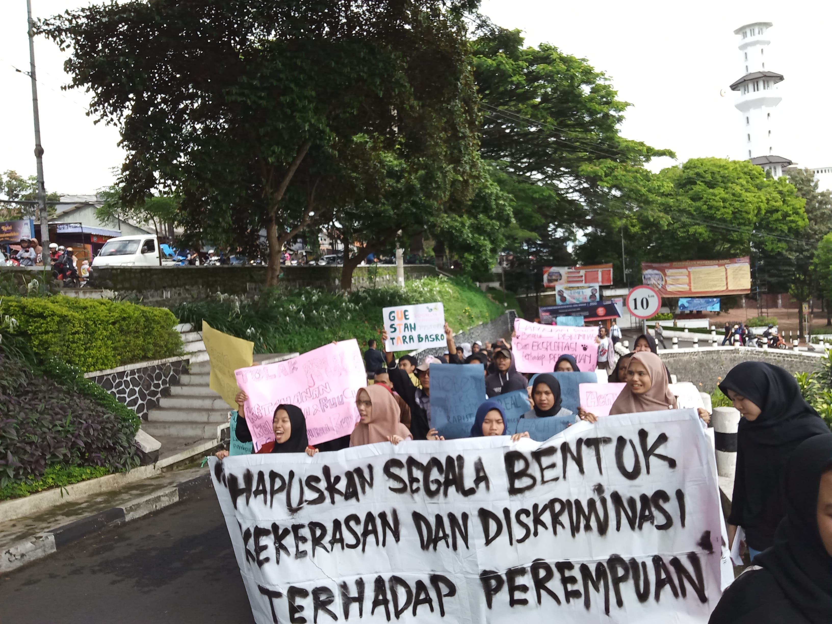 Massa aksi dari aliansi Gerakan Perempuan untuk Rakyat (Gempur) saat memeringati Hari Perempuan Sedunia. (Foto: Lalu Theo/Ngopibareng.id)