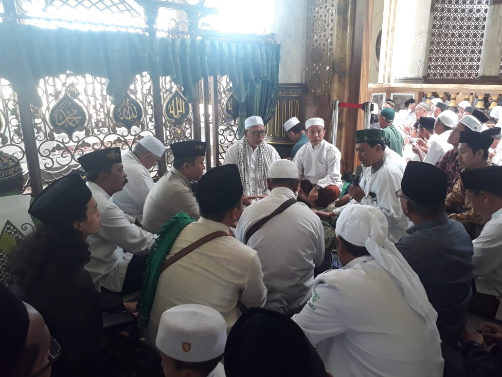 Rombongan PWNU Jawa Timur saat berziarah di Makam Syaikhona Kholil Bangkalan. (Foto: NU for Ngopibareng.id)