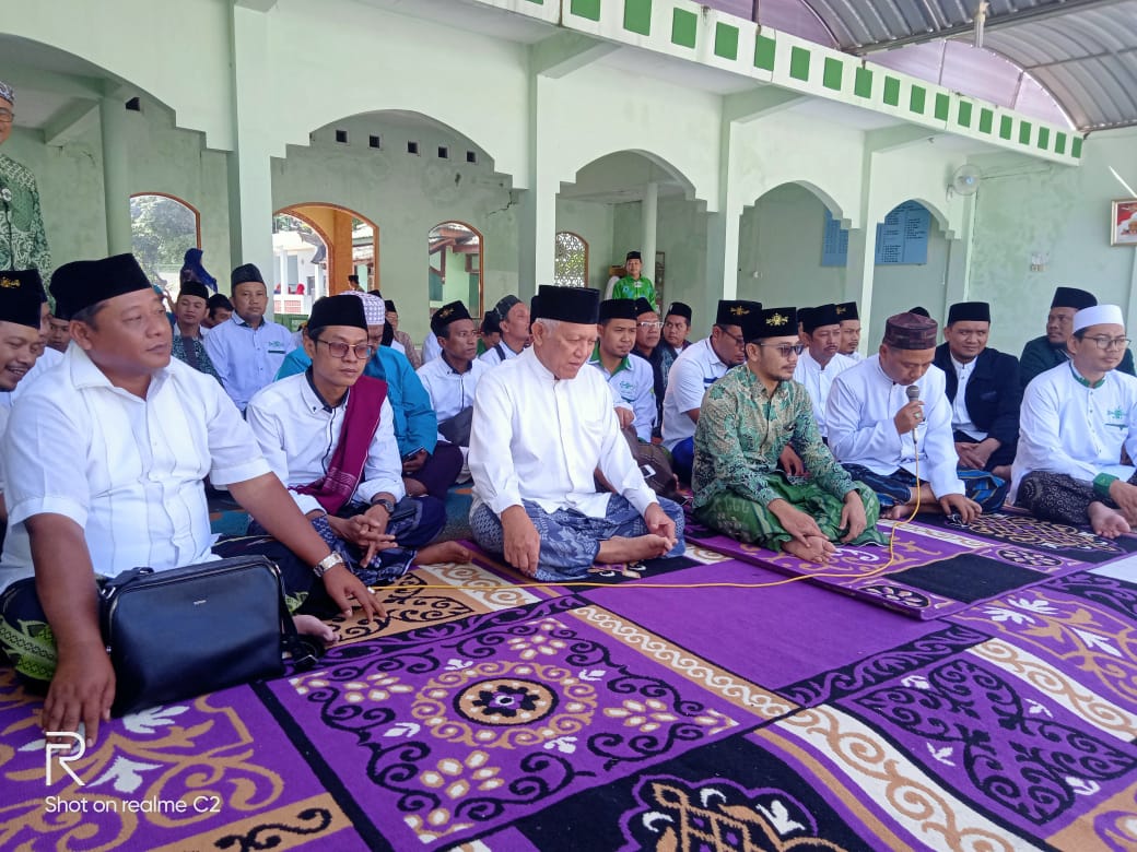 Sejumlah kiai dan pengurus NU Jatim ketika melakukan Ziarah Muassis NU. (Foto: NU for Ngopibareng.id)