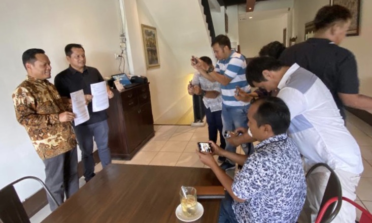 Kuasa Hukum PT Smelting Hari Purnama dan Hamdani Menunjukkan Surat Penyelesaian Permohonan Putusan Pengadilan.