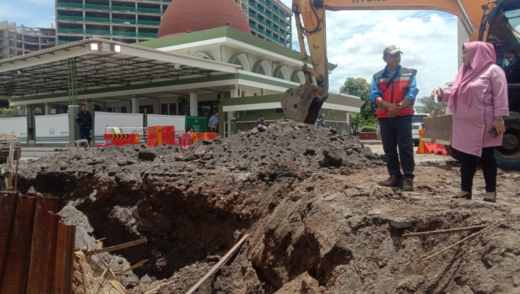 Wakil Ketua DPRD Kota Surabaya Laila Mufidah, saat melakukan sidak ke tempat Pipa PDAM berdiamter 1000 mm yang bocor di Purimas Gunung Anyar. (Foto: Alief/ngopibareng.id)