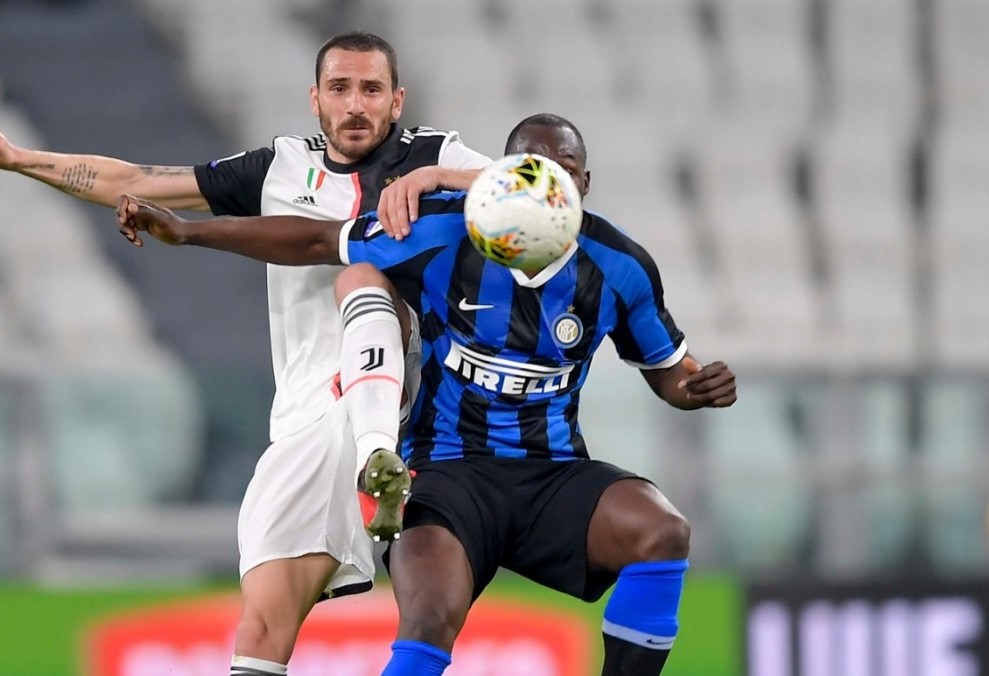 Leonardo Bonuci (kiri) saat laga Juventus versus Inter, kemarin. (Foto: twitter @juventusFC)