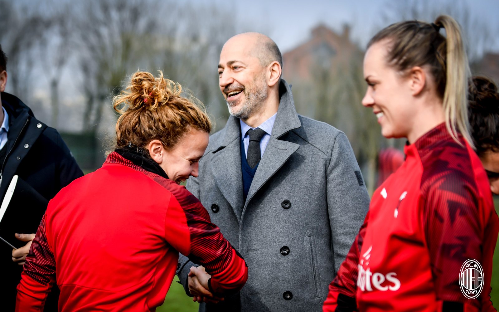 CEO AC Milan, Ivan Gazidis (tengah). (Foto: Twitter/@acmilan)