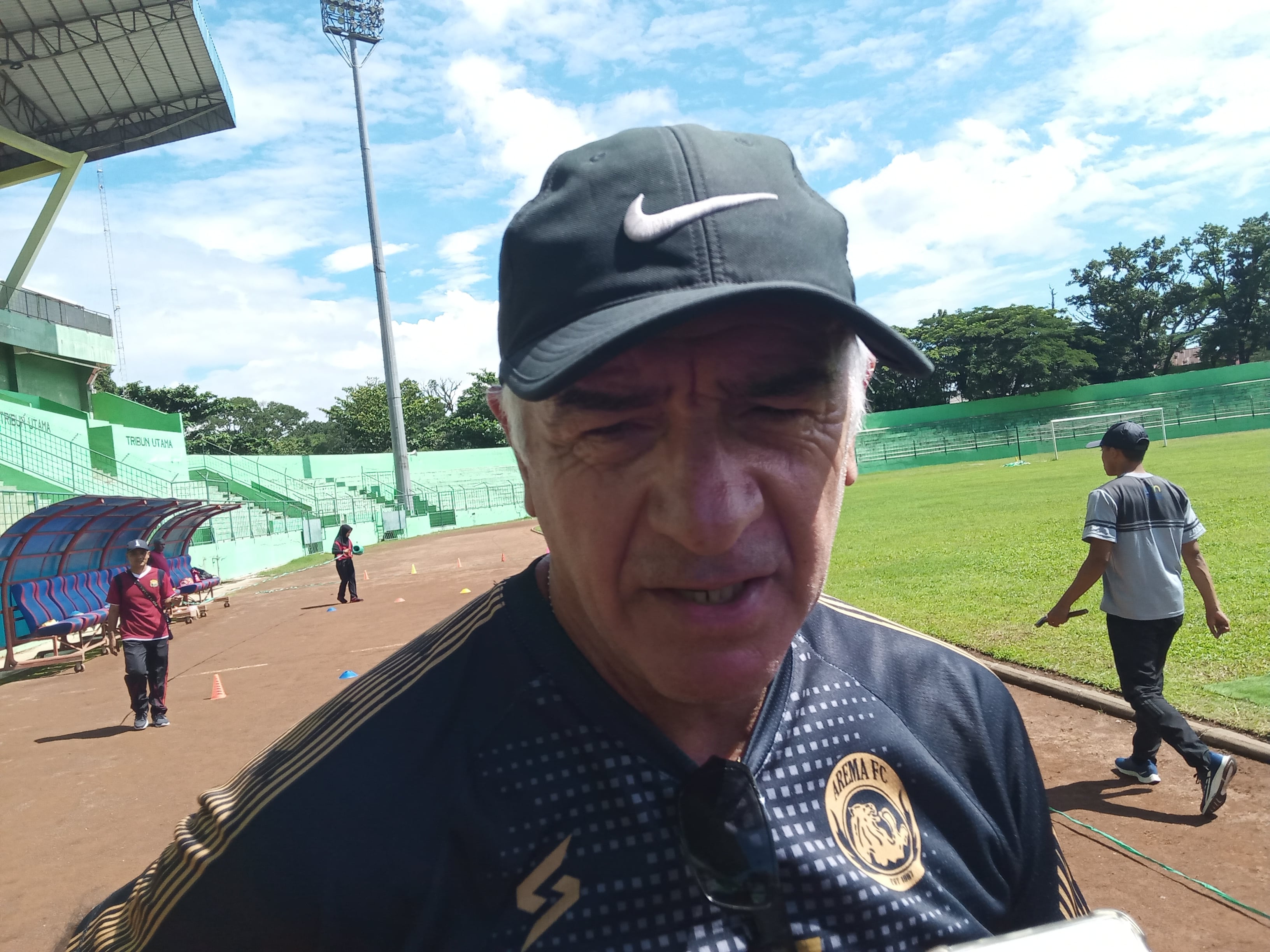 Pelatih Arema FC, Mario Gomez ketika ditemui usai latihan. (Foto: Lalu Theo/Ngopibareng.id)