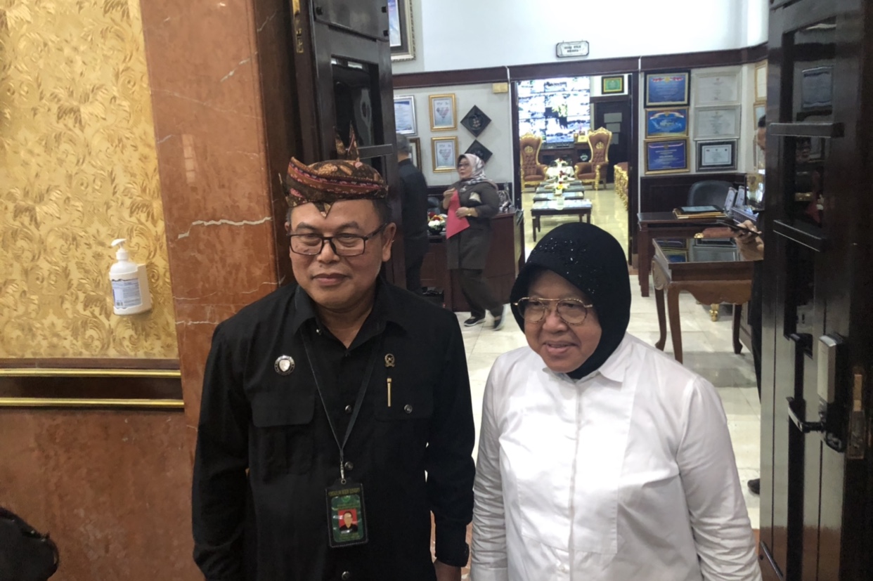 Nursyam bersama dengan Risma, setelah melakukan proses penandatangan NKB. (Foto: Andhi Dwi/Ngopibareng.id)