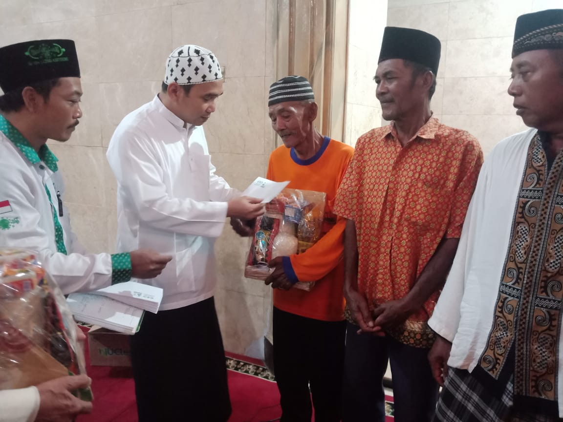 Penyerahan bingkisan kepada kaum Dhuafa di Nganjuk, kegiatan Harlah ke-97 NU di Kediri dan Nganjuk dipimpin KH Reza Ahmad Zahid. (Foto: Riadi/Ngopibareng.id)