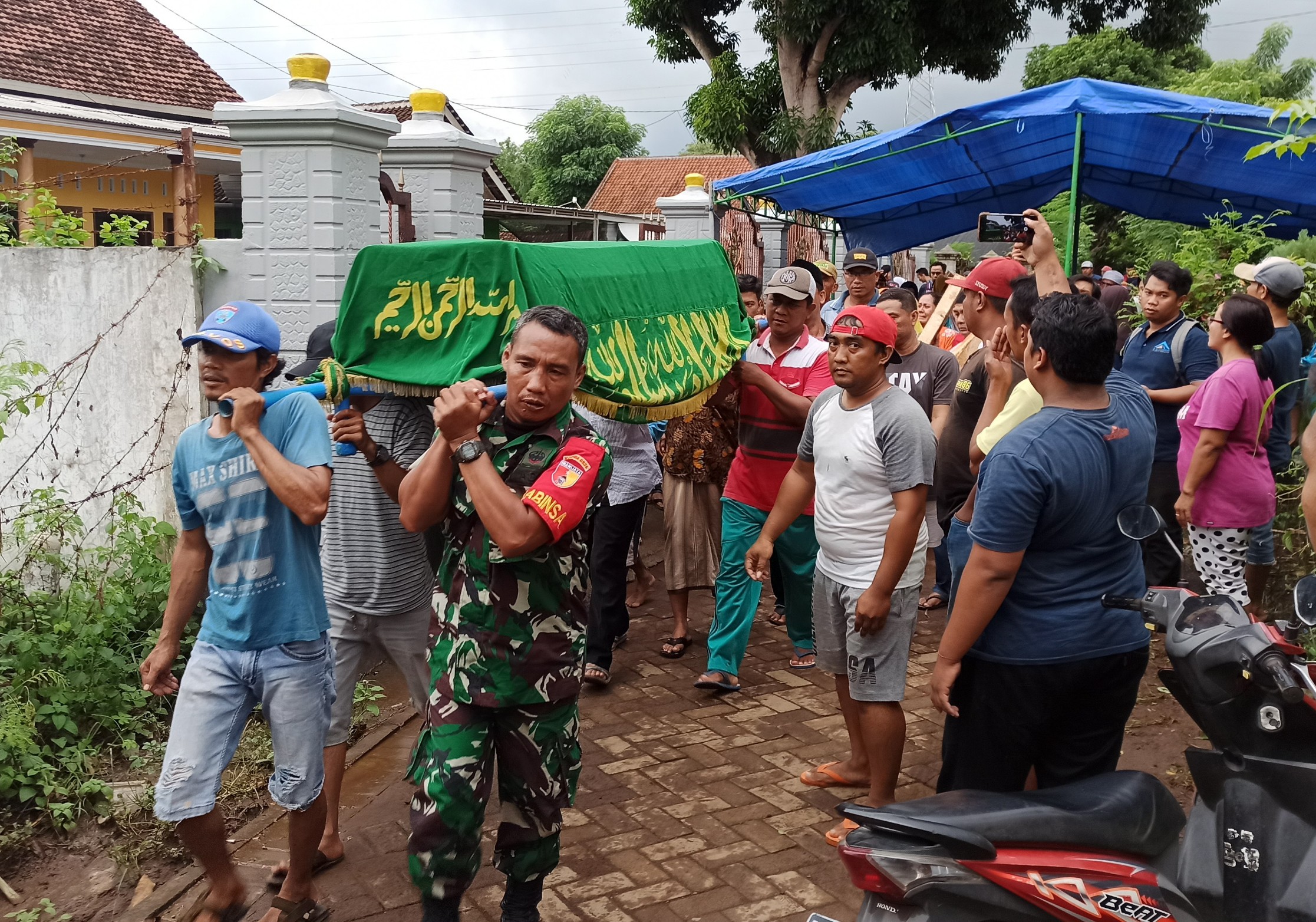 Jenazah Muhlis Hartono dan Siti Ambarwati ditandu menuju ke Pemakaman setempat (foto: Muh Hujaini/Ngopibareng.id)