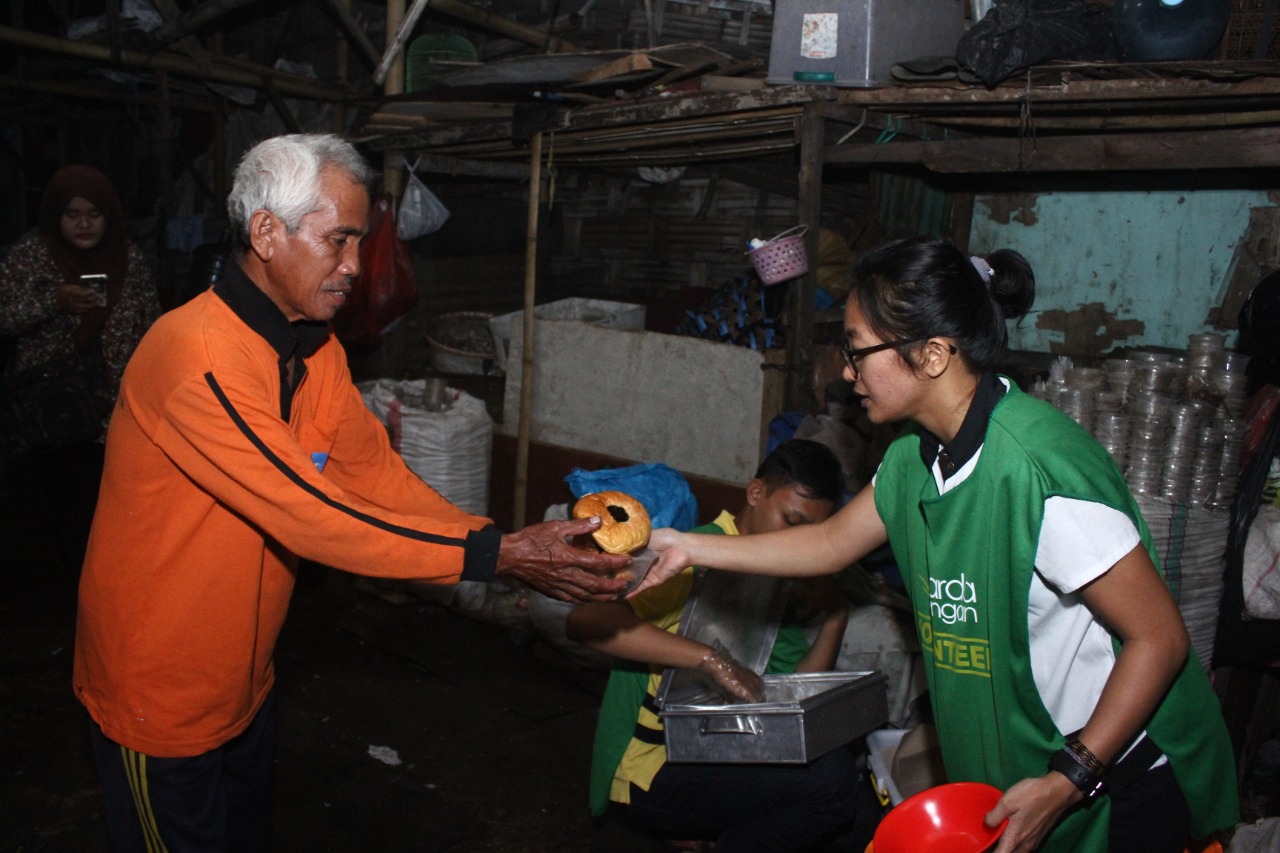 Eva saat membagikan makanan berlebih (Foto: dokumen pribadi Eva Bachtiar/Ngopibareng.id)