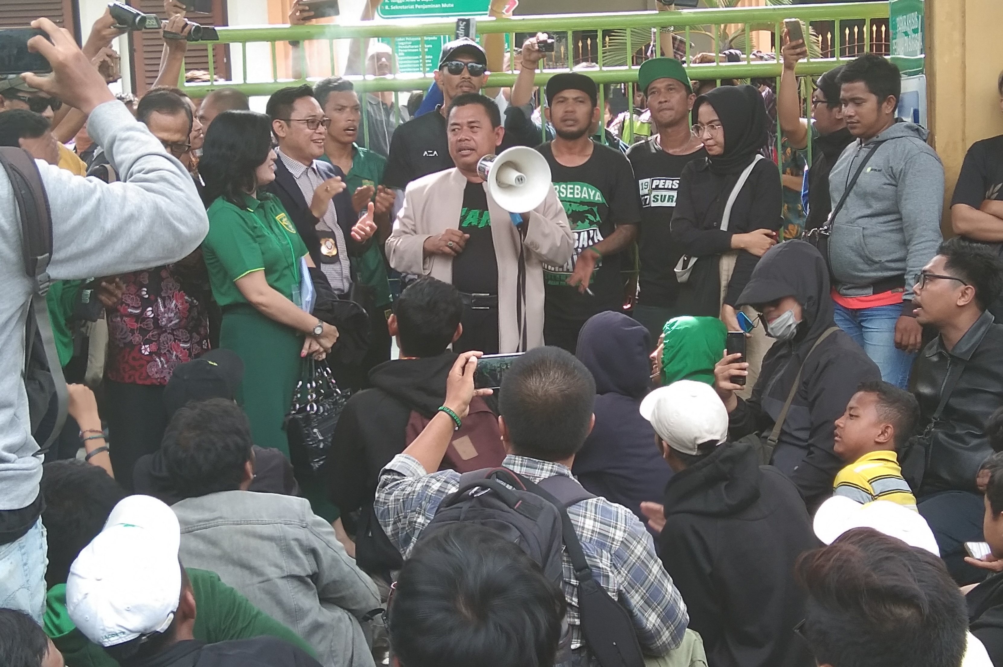 Kuasa Hukum Persebaya, Mochamad Yusron Marzuki, saat menemui Bonek Mania di depan Kantor Pengadilan Negeri Surabaya, Selasa 10 Maret 2020. (Foto: Ni'am Kurniawan/Ngopibareng.id)