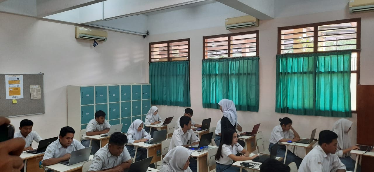 Gubernur Jawa Timur Khofifah Indar Parawansa tinjau Ujian Sekolah Berbasis Komputer di SMA Trimurti Surabaya, Selasa 10 Maret 2020. (Foto: Alief/Ngopibareng.id)