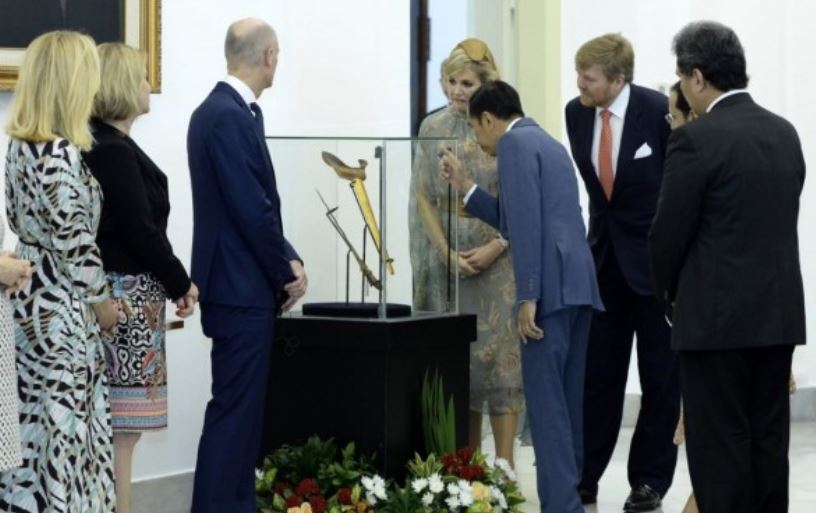 Presiden Joko Widodo melihat Keris Pangeran Diponegoro sesaat setelah resmi menerima keris ini dari Raja Belanda. (Foto: Asmanu Sudharso/Ngopobareng.id)