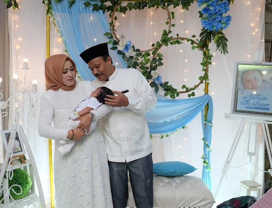 Alfa Isnaeni ketika acara Aqiqah putranya pada 22 Februari 2020 di Tulungagung. (Foto: Istimewa)