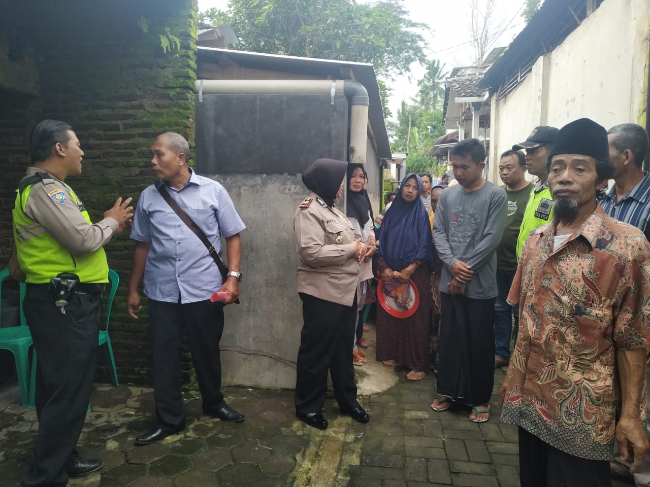 Kapolsek Wagir, AKP AKP Sri Widya Ningsih saat mengunjungi lokasi kejadian (Foto: istimewa)