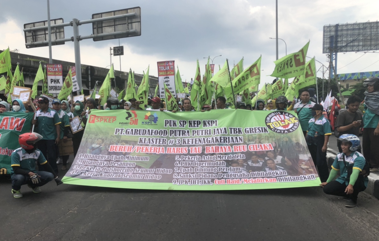 Perwakilan biruh FSPKEP, tengah berpose sebelum melakukan aksi. (Foto: Andhi Dwi/Ngopibareng)