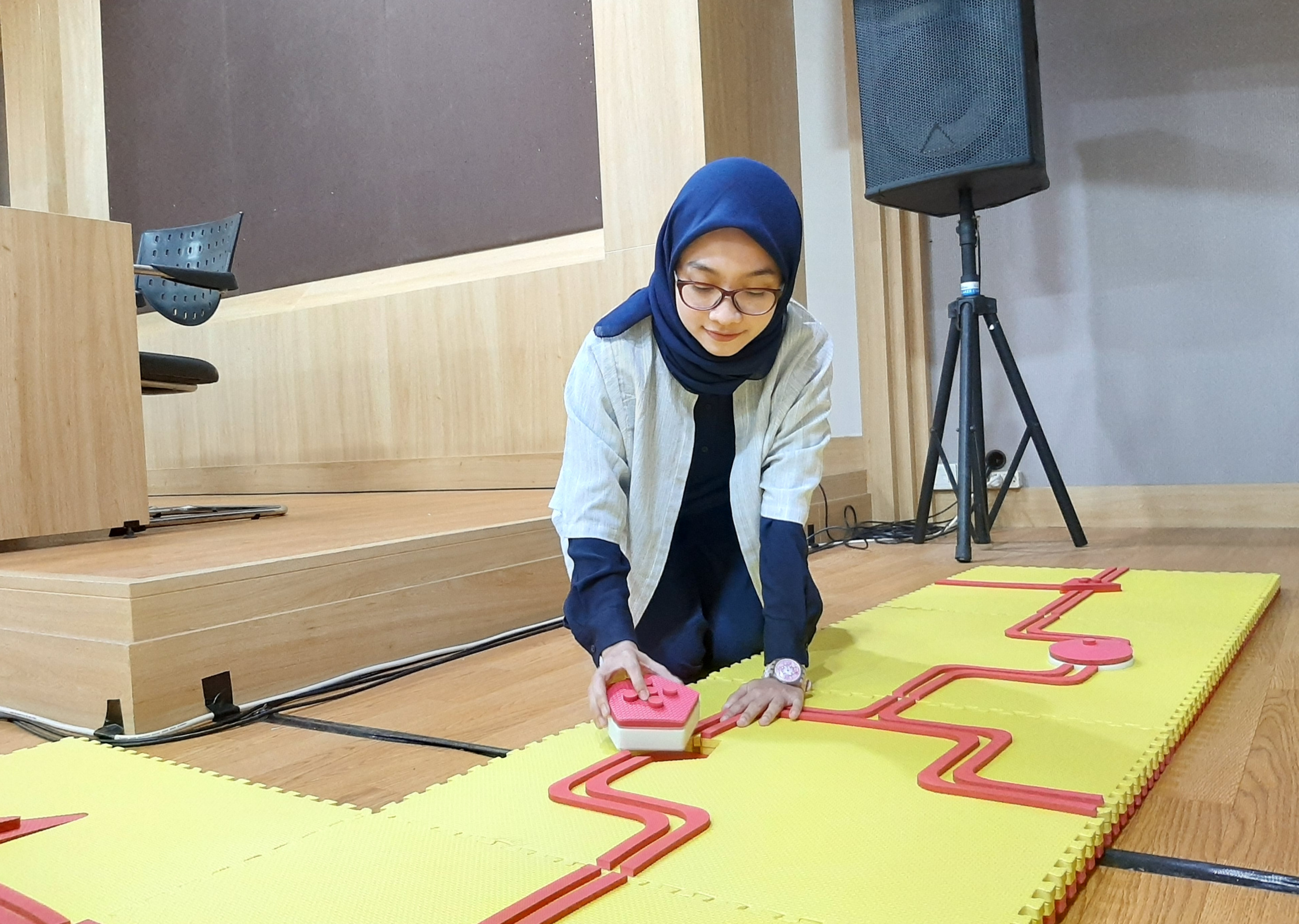 Mahasiswa Institut Teknologi Sepuluh Nopember (ITS) Surabaya, Fikria Nur Baiti menciptakan sebuah produk edukasi bernama Baadaaboo.(foto: Pita/Ngopibareng.id)