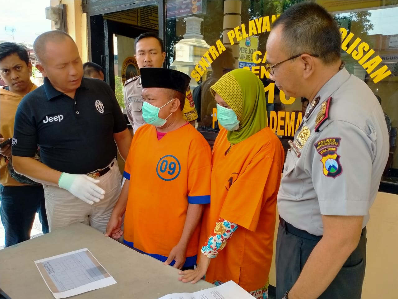 Bahrul Salam dan istrinya, Sumarti saat diperiksa di Mapolsek Kademangan, Kota Probolinggo. (foto: Ikhsan Mahmudi/Ngopibareng.id)