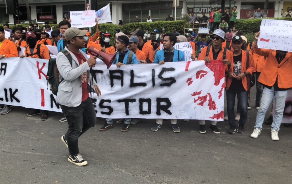 Massa mahasiswa yang tergabung dalam BEM SI, tengah berorasi didepan Mall Cito (Andhi Dwi/Ngopibareng.id)