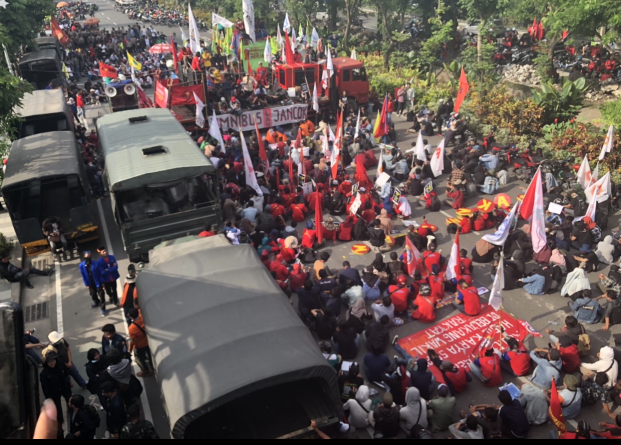 Massa aliansi Getol Jatim, penuhi Frontage Sisi Barat Bundaran Waru, Sidoarjo (Andhi Dwi/Ngopibareng.id)