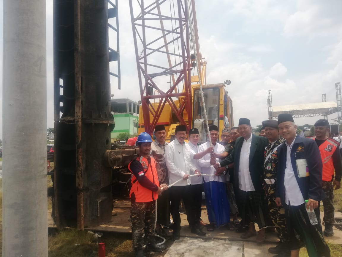 Ketua PWNU Jawa Timur, KH. Marzuki Mustamar saat peletakan batu pertama Masjid KH Hasyim Asy'ari di Sidoarjo. (Foto: Istimewa)