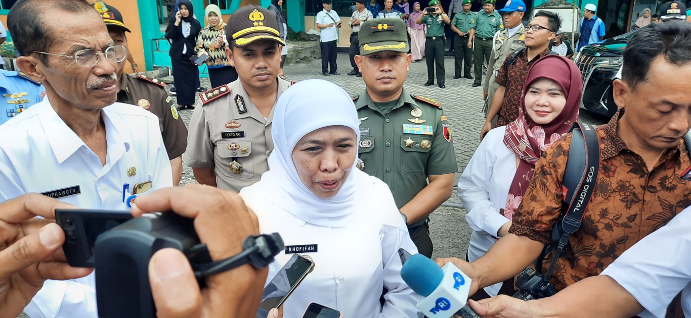 Gubernur Jawa Timur Khofifah Indar Parawansa selepas meninjau Pasar Besar Magetan. (Foto: Alief SA/ngopibareng.id)