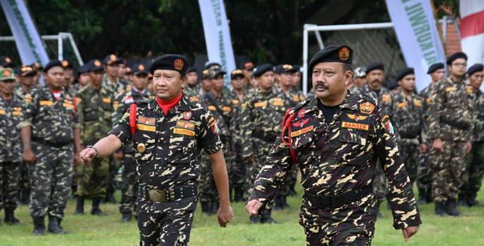 Irsyad Yusuf bersama Alfa Isnaeni saat mengikuti Kursus Banser Pimpinan di Pasuruan. (Foto: Dok Humas)