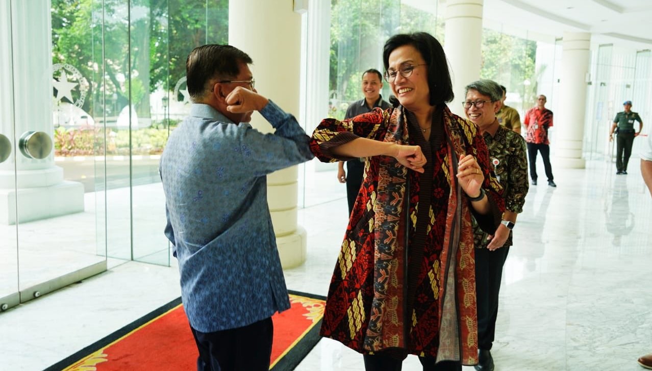 Jusuf Kalla dan Sri Mulyani ketika melakukan salam Corona. (Foto: Twitter/@husainabdullah1)