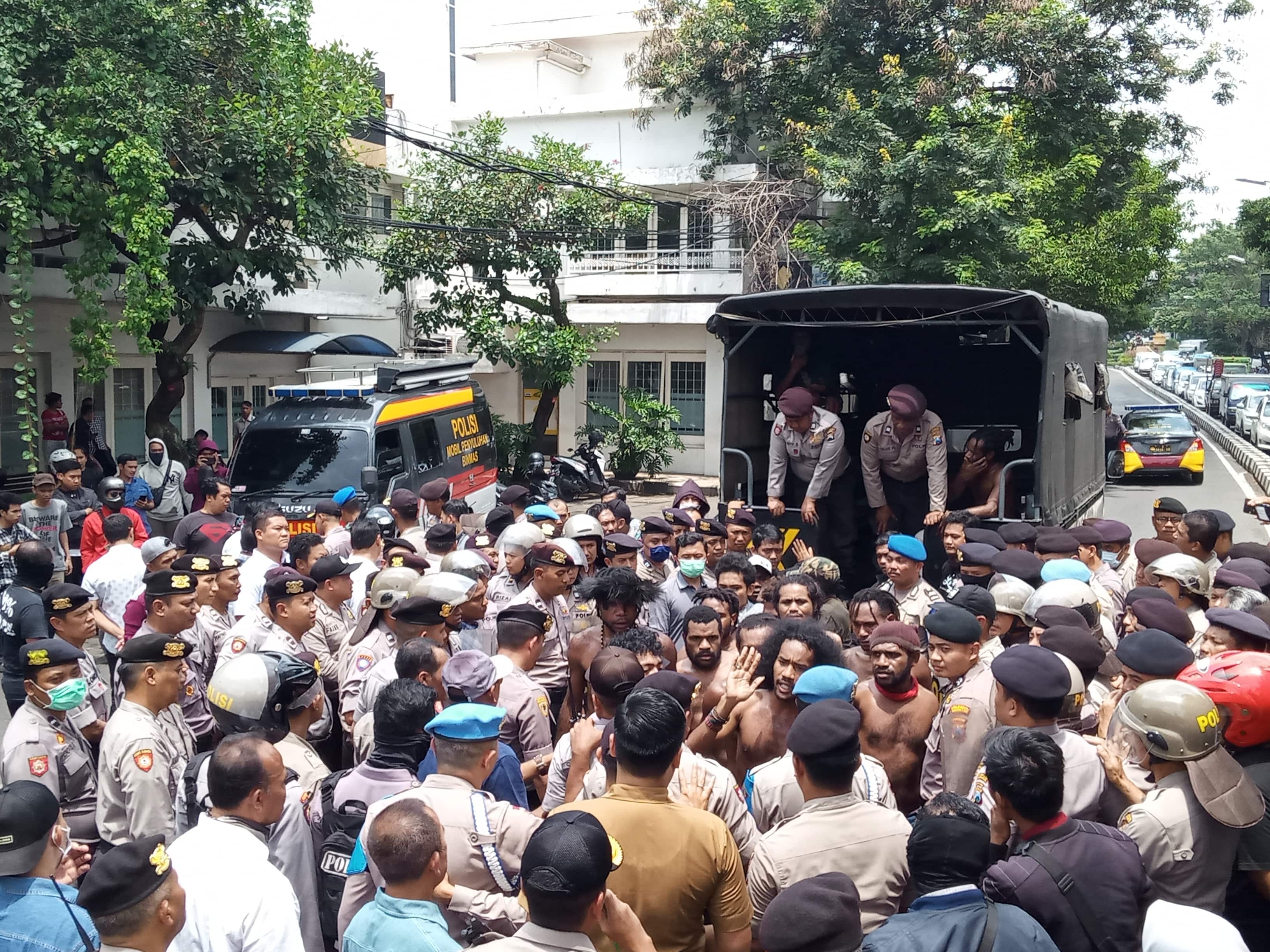 Proses evakuasi massa aksi dengan aparat kepolisian yang sempat diwarnai dengan aksi saling dorong (Foto: Lalu Theo/ngopibareng.id)