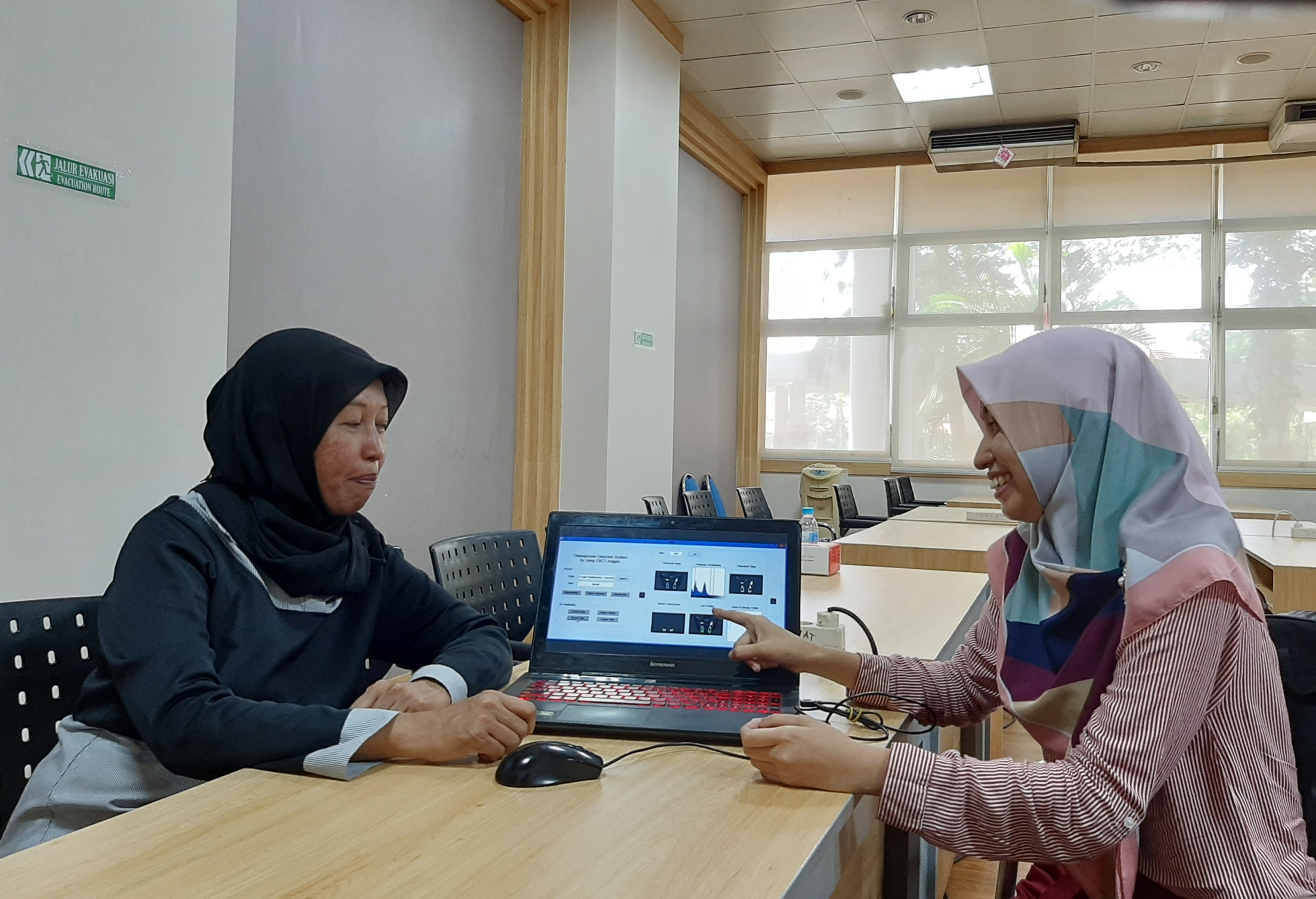 Rika Rokhana dan Rarasmaya Indraswari, ibu dan anak yang akan diwisuda bersama di Institut Teknologi Sepuluh Nopember (ITS). (Foto: Pita Sari/Ngopibareng.id)