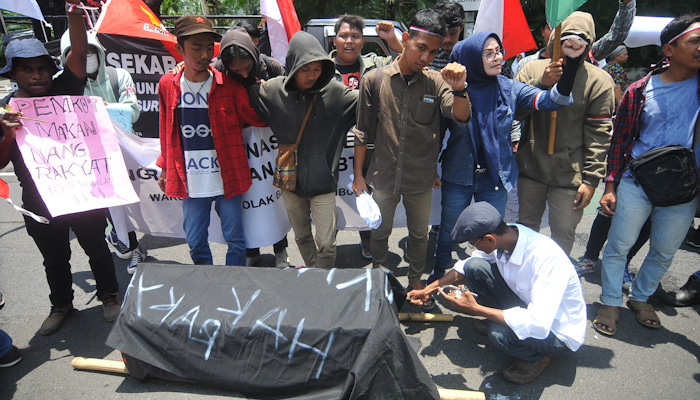 Seorang massa aksi unjuk rasa berusaha membakar keranda. (Foto: Erfan Hazransyah/Ngopibareng.id)