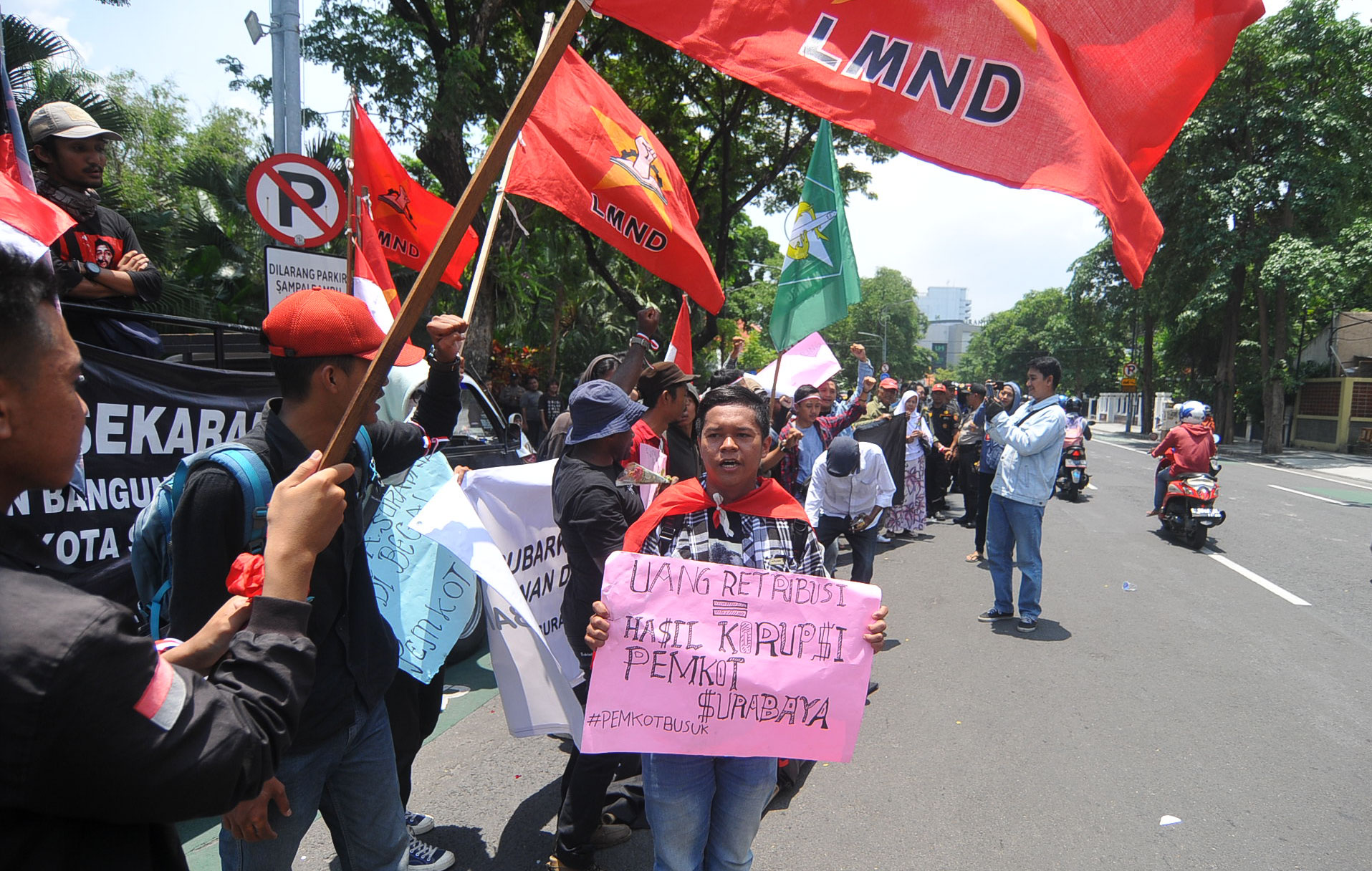 Mahasiswa gabungan dari LMND dan Kamus PR bersama warga pemegang surat ijo mengggelar aksi unjuk rasa di depan Balai Kota Surabaya. (Foto: Erfan Hazransyah/Ngopibareng.id)