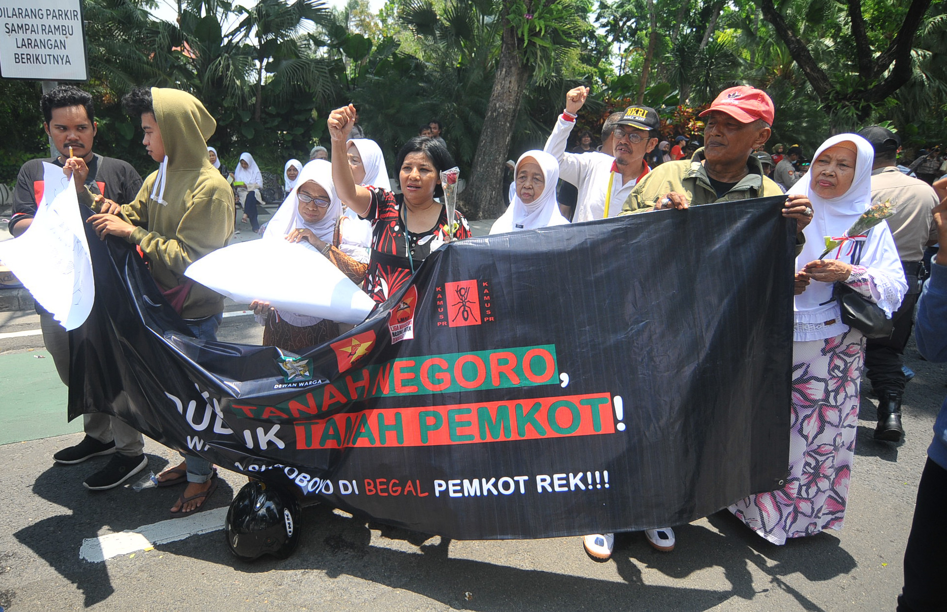 Warga pemegang surat ijo bersama mahasiswa gabungan dari LMND dan Kamus PR mengggelar aksi unjuk rasa di depan Balai Kota Surabaya. (Foto: Erfan Hazransyah/Ngopibareng.id)