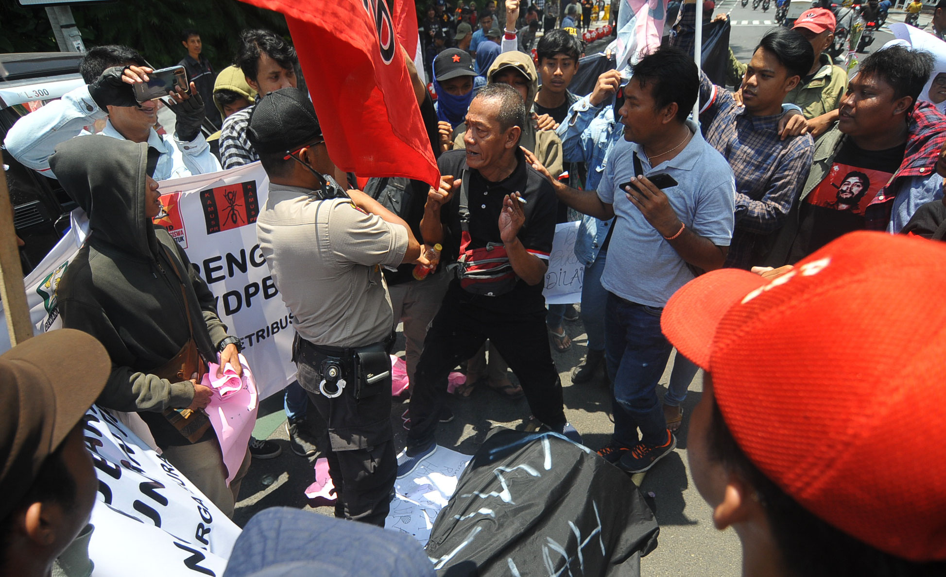 Sempat terjadi ketegangan antara petugas polisi dengan salah seorang massa aksi. (Foto: Erfan Hazransyah/Ngopibareng.id)