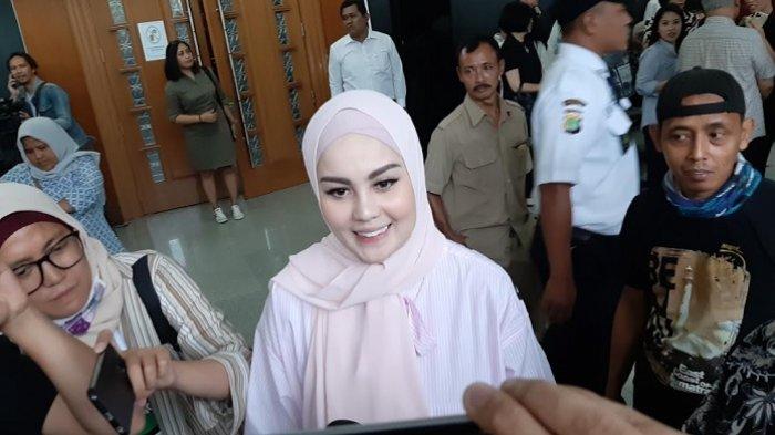 Jennifer Dunn menjadi saksi dalam sidang kasus dugaan Tindak Pidana Pencucian Uang (TPPU) terhadap terdakwa Tubagus Chaeri Wardana alias Wawan. (Foto: Istimewa)