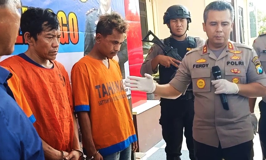 Kapolres Proboligngo, AKBP Ferdy Irawan (kanan) bersama Muhammad Sukur, tersangka SS dan kedua temannya. (Foto: Ikhsan Mahmudi/Ngopibareng.id)