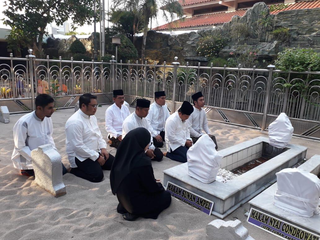 Salah satu sudut orang berziarah di Makam Sunan Ampel Surabaya. (Foto: Istimewa)